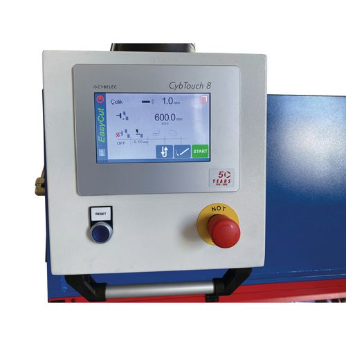 <ul><li>Einfachste Bedienung der Tafelblechschere durch klare und übersichtliche Steuerungsfunktionen.</li><li>7"-Touchscreen mit leuchtenden Farben</li><li>Einfachste Positionierung des Hinteranschlags</li><li>Übersichtlich und intuitiv bedienbar</li><li>Automatische Schnittspalteinstellung nach Eingabe der Materialsorte und -stärke</li><li>Kompensation der Anschlagposition zum Schnittspalt</li><li>Steuerung der optionalen pneumatischen Blechhaltevorrichtung</li></ul>