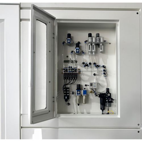 Übersichtlich angeordnete Druckluftverteilung Die verschiedenen Komponenten und Leitungen für die Druckluft sind klar strukturiert und gut sichtbar sindErleichtert die Wartung, Fehlersuche und den Betrieb erheblich