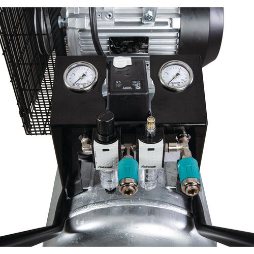 Filterdruckregler zur stufenlosen Einstellung des Arbeitsdrucks, bei gleichzeitiger Schmutz-, Öl- und KondensatabscheidungZwei Manometer zeigen den Behälter- u. Arbeitsdruck anDrei Druckluftentnahmestellen für gefilterte Druckluft, gefilterte und geölte Druckluft und ein Druckluft-Direktausgang vom BehälterLuftentnahme mit Komfort-Sicherheits-SchnellkupplungenSerienmäßig mit hochwertigem CONDOR Druckschalter ausgestattet