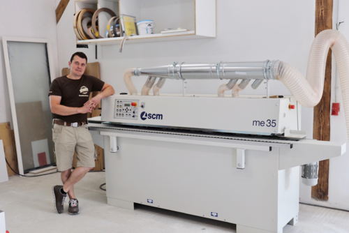 Jungschreiner setzt auf kompakte Kantenanleimmaschine