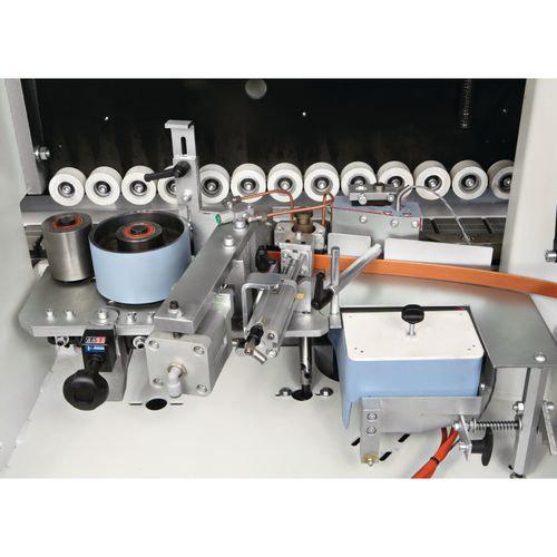 Anleimaggregat GP 200 mit zwei Andruckrollen und Kappschere für Kanten bis drei Millimeter Dicke ausgerüstet. Das mit Teflon beschichtete Leimbecken ist mit einem Schnellheizsystem und mit automatischer Vorrichtung für das Absenken der Leimtemperatur ausgestattet, welche die Zeiten zur Maschinenvorbereitung reduzieren.